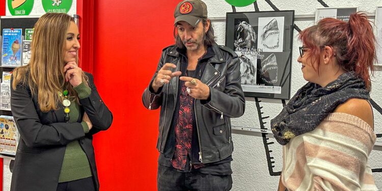 La artista local Tara Oros muestra su obra en la Casa de la Juventud