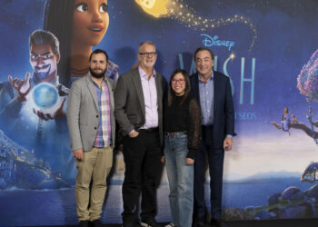 Los directores Chris Buck (2i) y Fawn Veerasunthon (2d) y los productores Peter Del Vecho (d) y Juan Pablo Reyes posan durante la presentación de "Wish, el poder de los deseos", una película musical con la que Disney se hace un autohomenaje por sus 100 años, este jueves en Madrid. EFE/ Fernando Villar