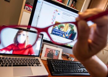 El uso de teléfonos móviles, tabletas u ordenadores implica unos riesgos para la visión, de ahí que expertos en Oftalmología adviertan de que hay que tener mucho ojo ante exposiciones continuadas. EFE/ Miguel Ángel Molina