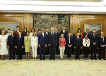 El rey Felipe y el presidente del Gobierno, Pedro Sánchez, posan para la foto de familia junto a los miembros del nuevo Ejecutivo durante la ceremonia en la que los 22 ministros del nuevo Gobierno prometieron sus cargos ante el monarca este martes en el Palacio de la Zarzuela. EFE/ Chema Moya POOL