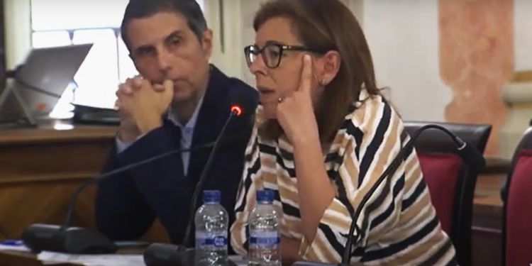 El PSOE solicitará la reprobación y retirada de competencias de Pilar Cruz (VOX) por su participación en las concentraciones no comunicadas y violentas en Ferraz