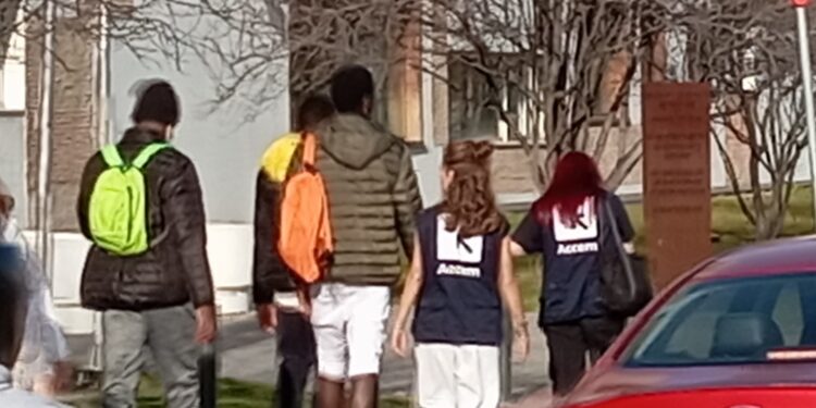 Miembros de la ONG ACCEM acompañando días atrás a migrantes a comisaría