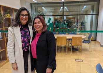 Manuela Bergerpot, portavoz de Más Madrid en la Asamblea de Madrid, y Rosa Romero, portavoz de la formación en el Ayuntamiento de Alcalá.