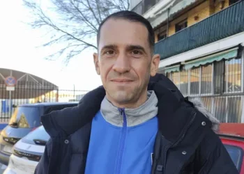 Santiago Sánchez Cogedor en el barrio de Los Nogales en Alcalá. foto EFE