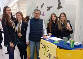 El director del Colegio Internacional Santo Tomás de Aquino, Luis Fernando Martín Melero, con alumnas en la feria de las empresas