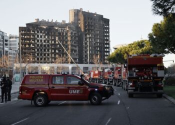 Alcalá se pone a disposición de Valencia por el incendio del edificio en el que están confirmados 4 fallecidos y 14 desaparecidos