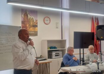 En primer término, el presidente del centro de mayores Los Pinos