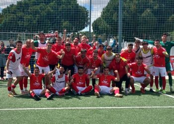 El primer equipo de la RSD Alcalá celebrando el triiunfo el domingo en Alcorcón. Foto RSD Alcalá