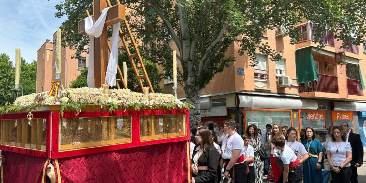 La Cruz de Mayo brilla en Alcalá con niños