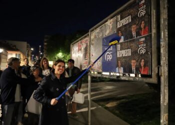 Judith Piquet pega el primer cartel de la campaña electoral