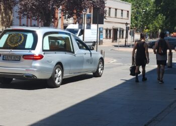 El coche fúnebre con el féretro en el interior, atrapado en la calle Libreros
