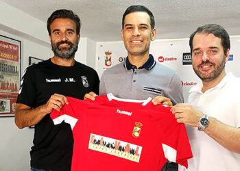 Rafa Márquez el día de su presentación con Jorge Martín de San Pablo y con el presidente entonces Fran Goya.