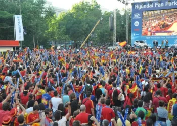 Pantalla gigante con un partido de la selección española
