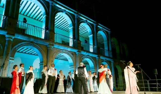 La Agrupación de Zarzuela de Alcalá de Henares durante una actuación en el patio de Santo Tomás de la Universidad
