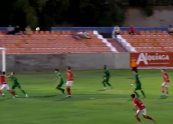 El agarrón claro a Álvaro Portero que para el árbitro no fue penalti. (Imagen Otero TV)