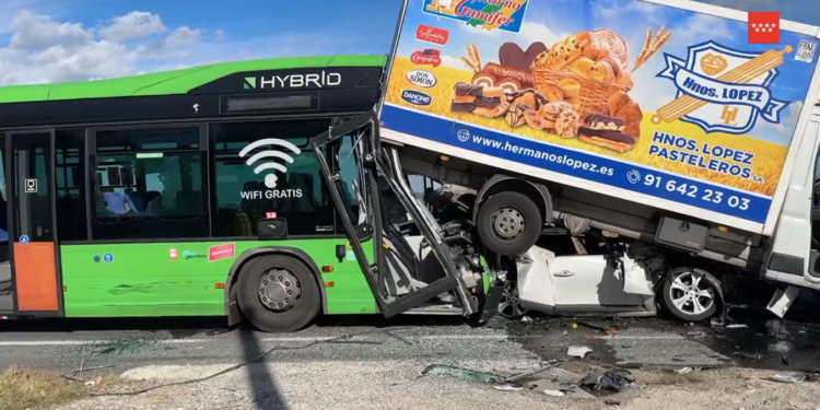 Diez heridos, dos de ellos graves, en un espectacular accidente entre dos camiones, un autobús interurbano y un turismo