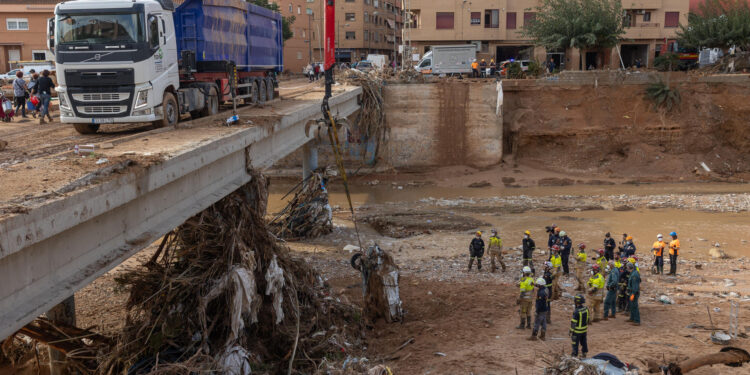 Continúan este domingo por quinto día consecutivo las labores de limpieza y desescombro en Paiporta, Valencia, uno de los municipios gravemente afectados por el paso de la DANA el pasado martes, 29 de octubre. EFE/ Biel Aliño