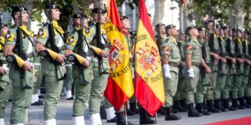 La Brigada Paracaidista despliega en Valencia para labores de retirada de enseres y coches de las calles afectadas por la DANA