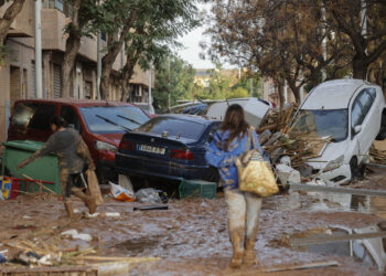 PAIPORTA (VALENCIA), 30/10/2024.- Vista de una calle afectada en Paiporta, tras las fuertes lluvias causadas por la DANA. (Agencia EFE)