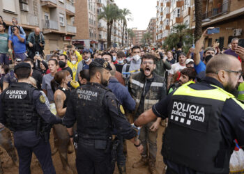 Vecinos indignados gritan insultos durante la visita de la comitiva de los reyes a Paiporta este domingo. Gritos de 'fuera', así como lanzamiento de barro, están recibiendo a la comitiva de los reyes de España, el presidente del Gobierno, Pedro Sánchez, y el president de la Generalitat, Carlos Mazón, a su llegada al centro de Paiporta. EFE/ Ana Escobar