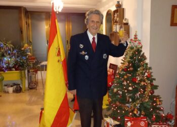 El veterano paracaidista Emilio Simarro dedica una canción a la Reina Sofía