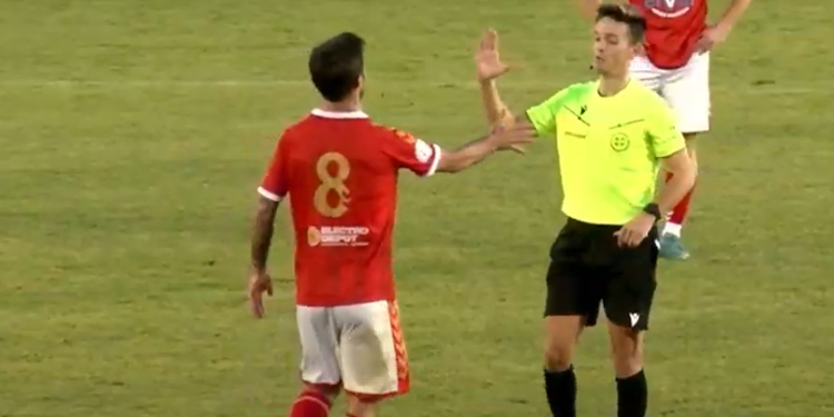 Sergio Marcos y el colegiado, los dos grandes protagonistas del partido. Imágenes RSD Alcalá TV