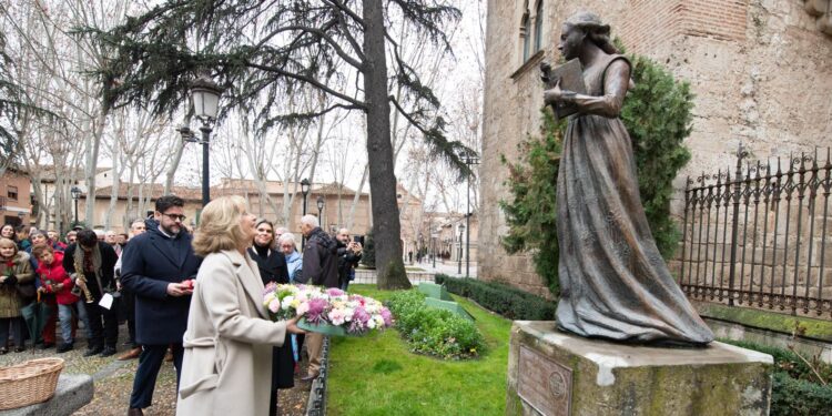 Alcalá de Henares homenajea la figura de Catalina de Aragón con un reconocimiento a su figura y el galardón a Nieves Herrero por su trayectoria