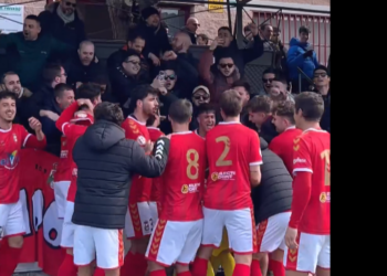 El equipo rojillo celebra la victoria con sus seguidores en el campo del Villaverde (Fotos y videos RSD Alcalá)