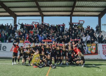 El equipo celebra con los aficionados alcalaínos la victoria  el domingo en el campo del Trival Valderas (Foto RSd Alcalá)
