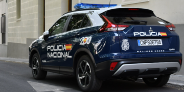 Llama a la Policía por pensar que ha entrado en su casa un intruso y lo que encuentran son 50 armas y droga