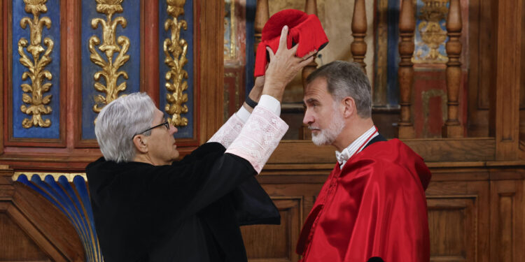 ALCALÁ DE HENARES (MADRID) 27/02/2025.- El rey Felipe VI (d) es investido doctor honoris causa de manos del rector de la Universidad de Alcalá, José Vicente Saz Pérez (i) durante un acto celebrado en la Universidad de Alcalá este jueves. EFE/ Chema Moya / POOL