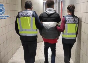 foto de archivo de la detención de un joven pandillero