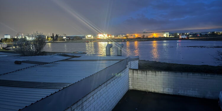El Bañuelos desbordado visto desde el polígono Nilo (Foto José Hernández)