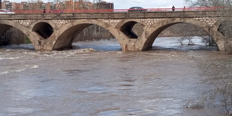 Crecida del Henares: El río cumple quince días en umbral rojo y riesgo de inundaciones a su paso por Alcalá