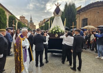 Los anderos que llevan la imagen de Jesús Cautivo dan la vuelta para regresar al convento de las Úrsulas por culpa de la lluvia