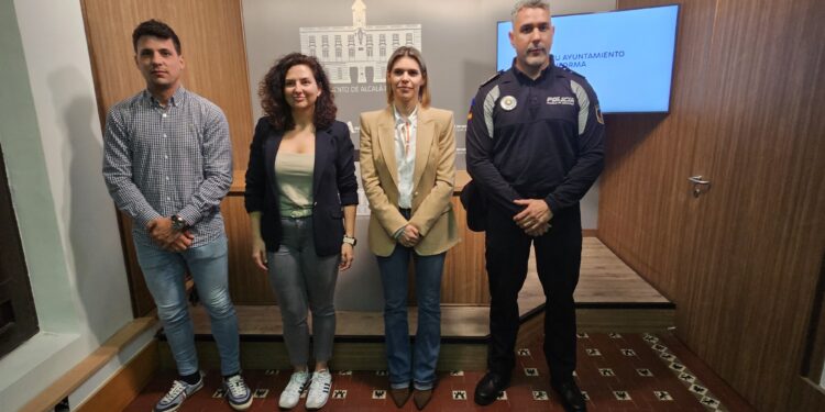 El jefe del servicio de mantenimiento del consistorio, la edil de Seguridad, la alcaldesa y el comisario jefe de la Policía Local