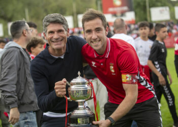 Vivar Dorado con el capitán Antonio Huelves en la celebración del campeonato y del ascenso