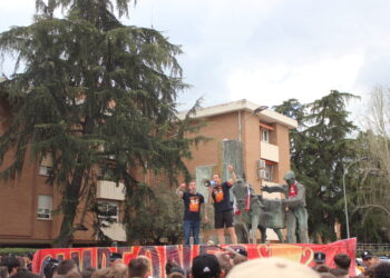 Sólo el capitán Antonio Huelves y un aficionado tuvieron autorización para subir a la fuente y colocar una bandera y una bufanda del Alcalá