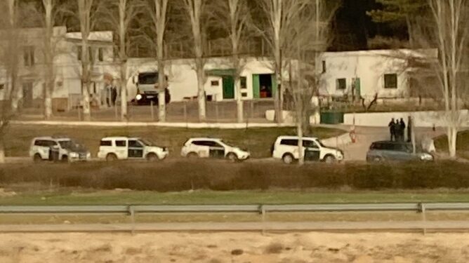 Varios vehículos de la Guardia Civil junto al lugar de los hechos ocurridos el 6 de febrero de 2023