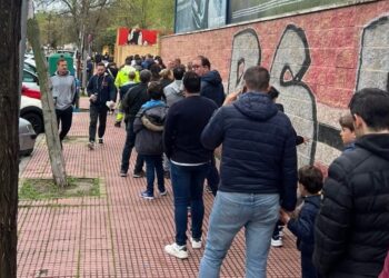 Una larga fila de aficionados ayer para comprar entradas