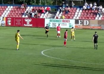 Momento en el que el juez de línea entra en el terreno de juego y el árbitro suspende el partido- Obsérvese el número de espectadores en la grada.