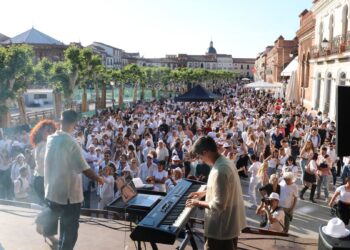 La Noche en Blanco deja un ambientazo en la plaza de Cervantes de Alcalá de Henares con St. Pedro y el festival de Eurovisión en pantalla gigante