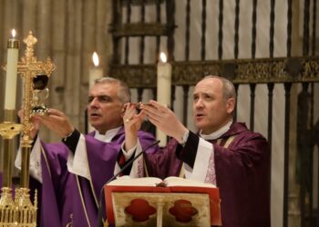 Ángel Román Idígoras concelebrando el martes con el obispo el funeral por el Papa en Alcalá (Foto Diócesis de Alcalá)