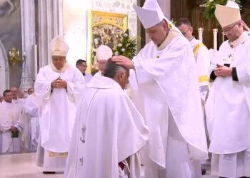 El obispo de Alcalá impone las manos a Ángel Román como coordenante en su ordenación episcopal hoy en Albacete. Imagen 13TV