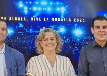 Los concejales Antonio 
Saldaña e Isabel Ruiz y el promotor artístico José Torrano