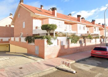 Un coche arde en el interior de un garaje en El Ensanche y obliga a intervenir a seis dotaciones de bomberos
