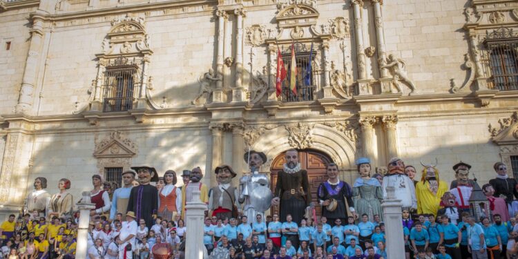 En Alcalá de Henares están de moda las tallas más grandes con los gigantes