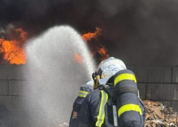 El Corredor del Henares está que arde; incendio grave en una nave industrial de reciclaje de papel y cartón en San Fernando