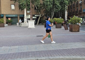 Al fondo, junto a la fachada del edificio, la fuente de los Cuatro Caños con su pináculo