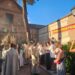Solemne procesión de la Virgen del Carmen llevada por costaleros por las calles de Alcalá de Henares